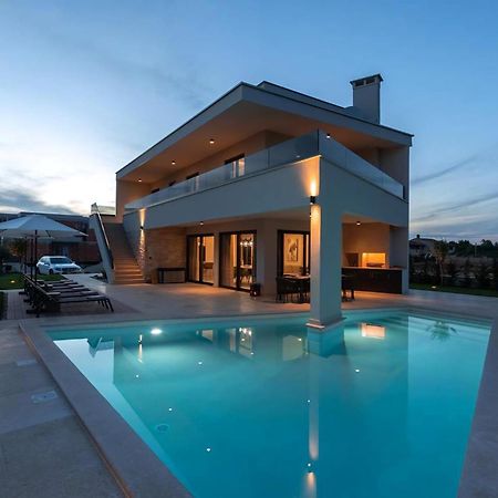 Luxurioese Villa Perla Mit Pool Und Jacuzzi Пореч Екстериор снимка