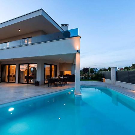 Luxurioese Villa Perla Mit Pool Und Jacuzzi Пореч Екстериор снимка
