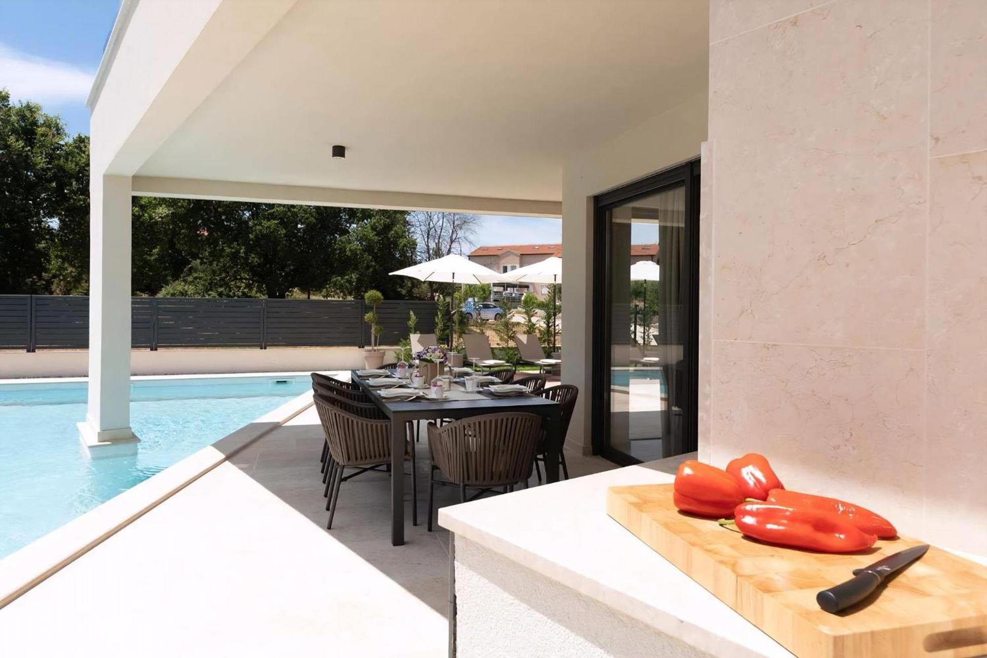 Luxurioese Villa Perla Mit Pool Und Jacuzzi Пореч Екстериор снимка