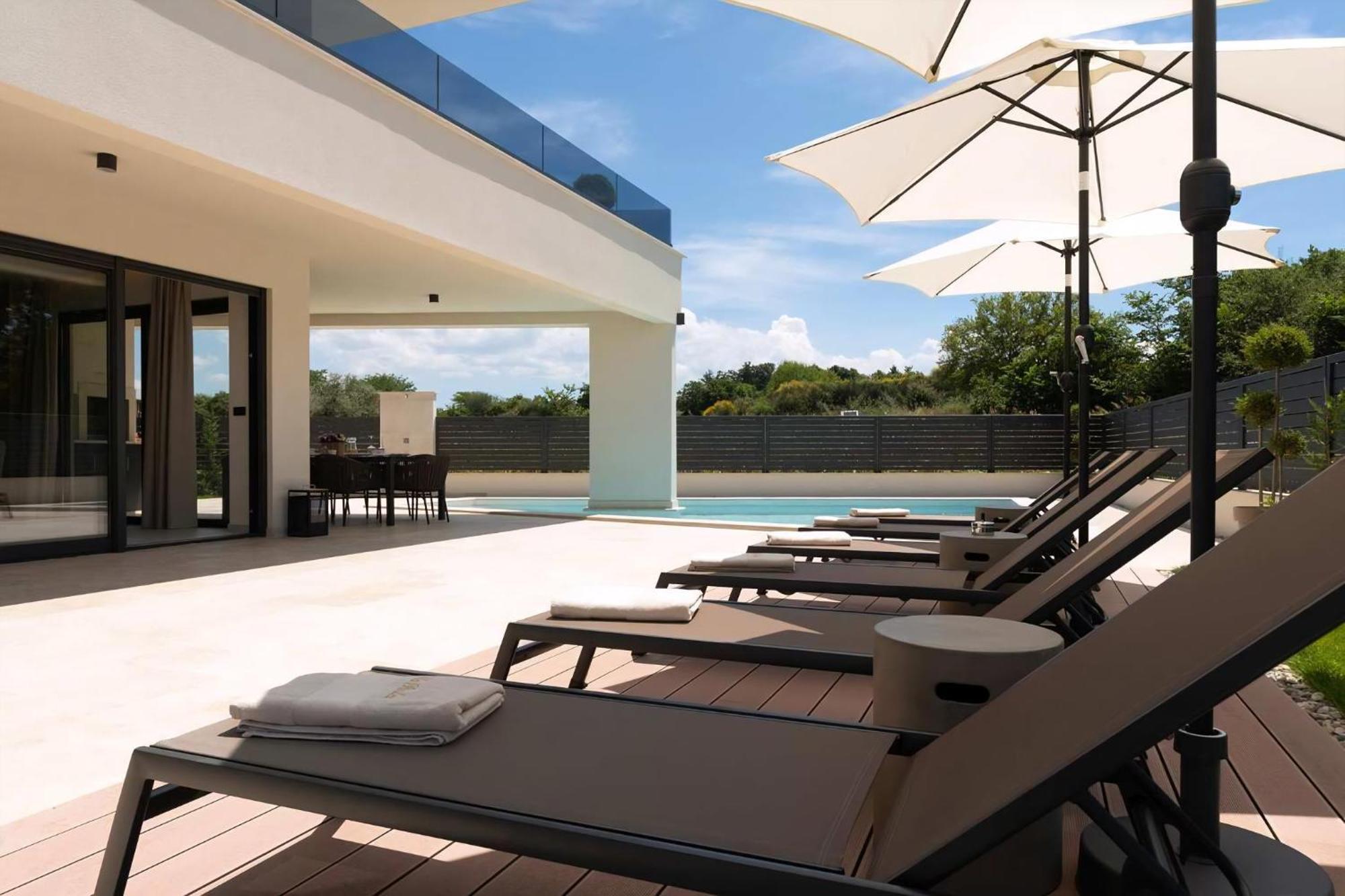 Luxurioese Villa Perla Mit Pool Und Jacuzzi Пореч Екстериор снимка